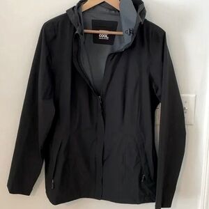 32 degrees Black windbreaker with hood  Small
